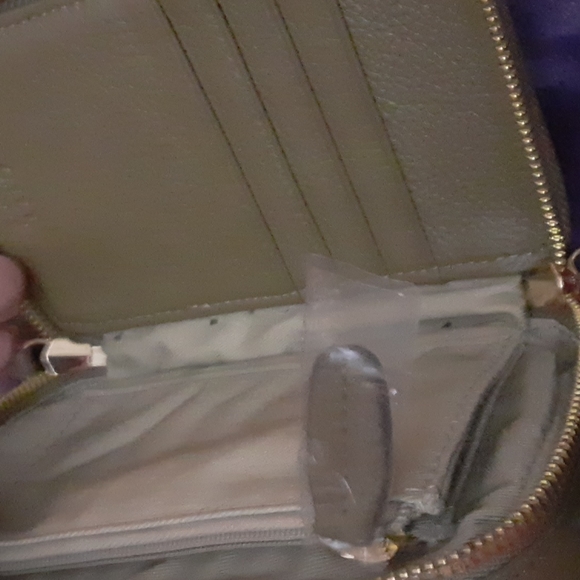 Fabulous double zip camo leather bag. Gold tone, feet adjustable strap NWOT - Picture 9 of 11